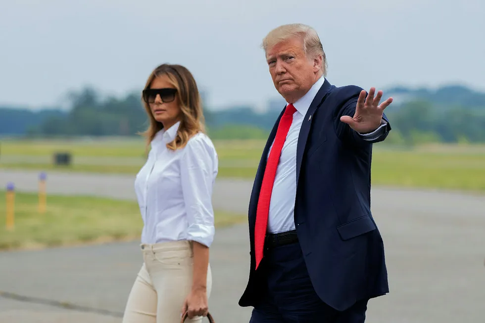 President Donald Trump og kona Melania Trump fotografert i New Jersey fredag. Trump har en reell mulighet til å bli gjenvalgt selv om administrasjonen hans fremstår som inkompetent, mener den britiske ambassadøren i Washington.
