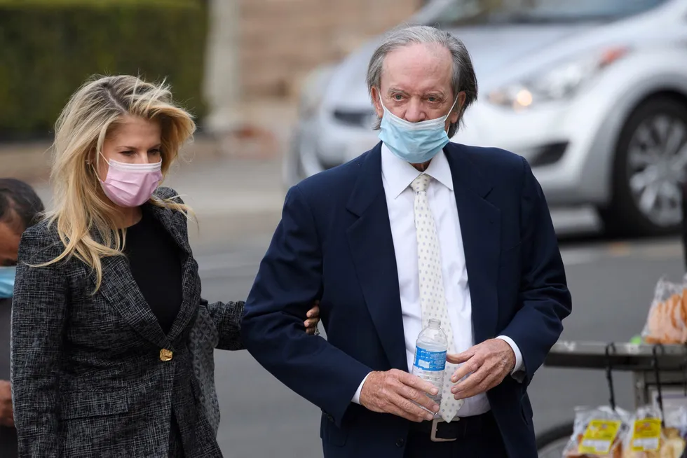 Pimco-gründer Bill Gross (til høyre) og samboer Amy Schwartz ankommer retten i Santa Ana i California tidligere denne uken.