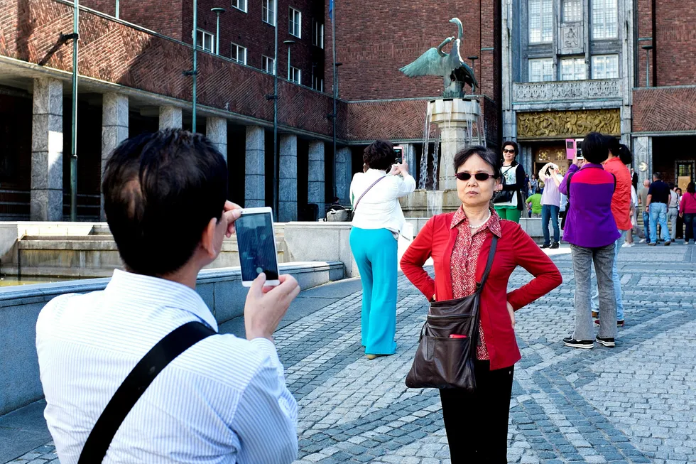 Antall asiatiske turister, her utenfor rådhuset i Oslo, økte, men i sum står turisttrafikken til Norge helt stille, viser ferske tall fra SSB. Foto: Per Ståle Bugjerde