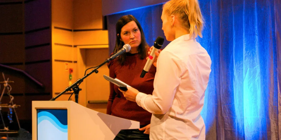 Maria Sparboe fra Laksens Hus var med på fagkonferansen Håp i Havet i Tromsø 16.–17. februar. Her blir hun intervjuet av konferansens styreleder Hanne Askestad.