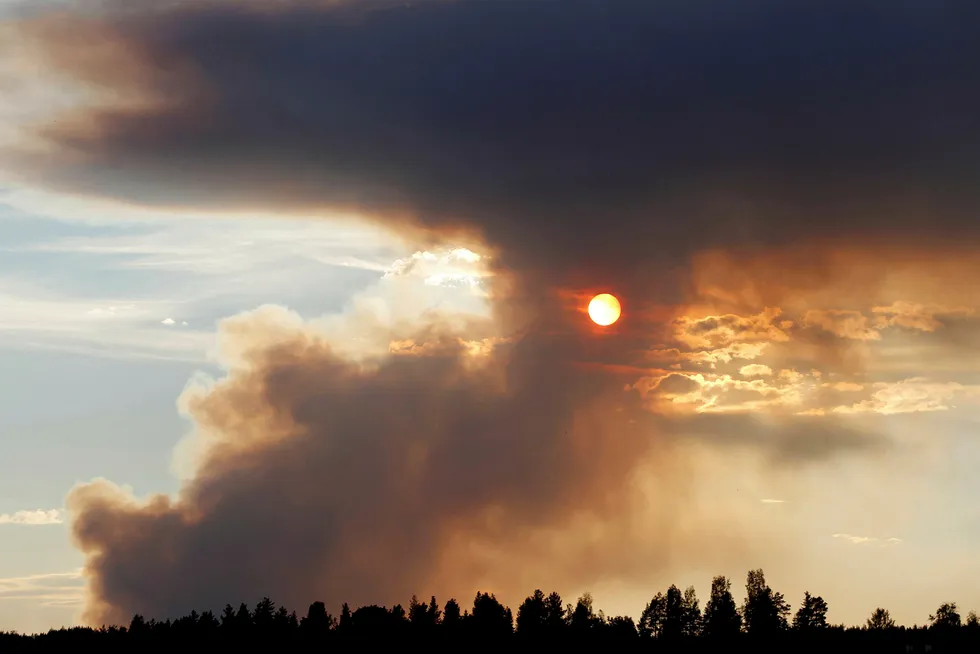 Skogbrannene i Sverige koster dyrt. Det brenner nå rundt 80 steder i landet, her fra Karbole. Foto: MATS ANDERSSON/TT/NTB Scanpix