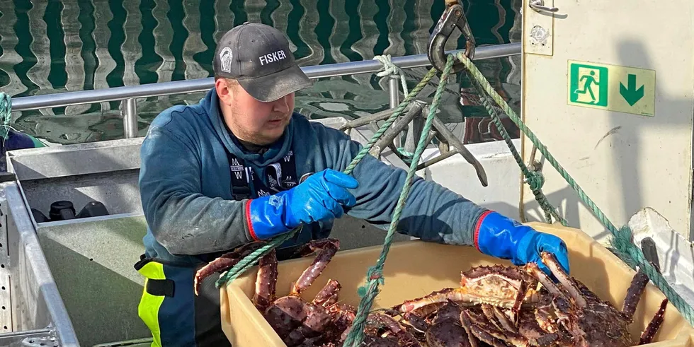 Svanur Thor Jonsson forteller at krabben han fanger i snitt veier 2,2-2,7 kilogram.