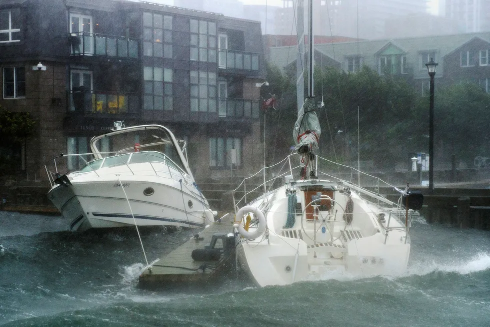 Bølger krasjer inn i båter langs Halifax, Nova Scotia da orkanen Dorian meldte sin ankomst lørdag.