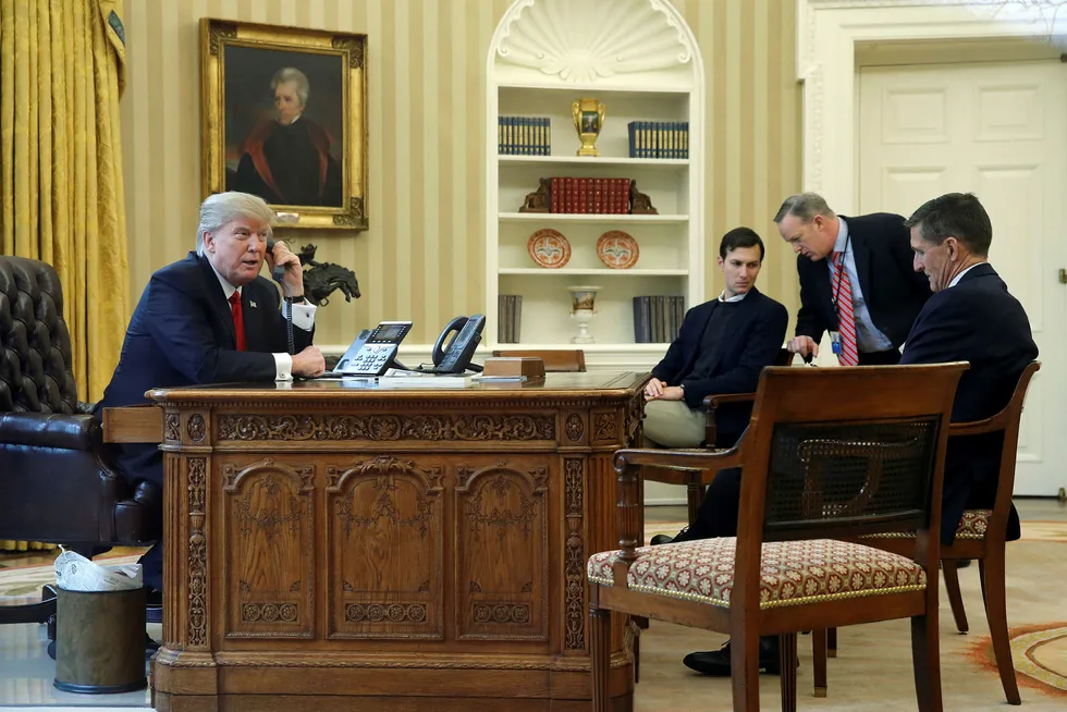 Ifølge CNN var det Trumps svigersønn Jared Kushner (nummer to fra venstre) som ba Michael Flynn (helt til høyre) om å ta kontakt med Russlands ambassadør. Foto: JONATHAN ERNST / REUTERS / NTB Scanpix