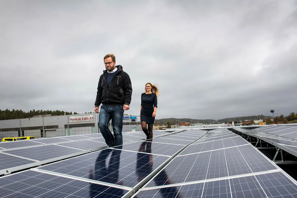 – Her tester vi nye måter å designe solcelleanlegg på, sier gründer Carl C. Strømberg og inspiserer taket sammen med daglig leder Cecilie Jonassen i solcelleselskapet Sivilingeniør Carl Christian Strømberg as.