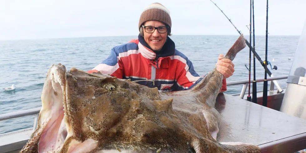 DIGER: Hele 27 kilo veide denne breiflabben som ble tatt på Lopphavet i dag. Foto: Endre Hopland, hooked.no.