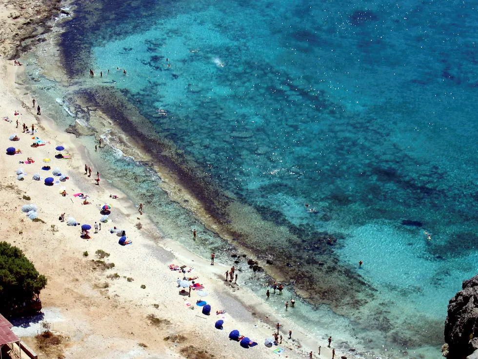 Pakketurister som ønsker strandliv på øya Gramvousa like utenfor Kreta kan bare glemme det før 20. august, ifølge tre store pakkereisearrangører.