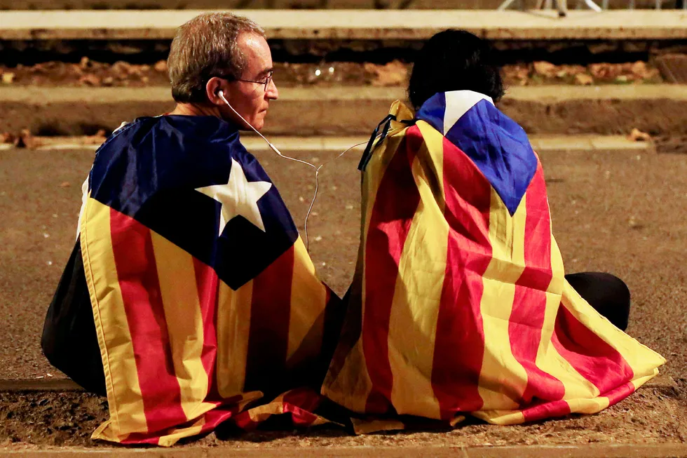 Uavhengighetstilhengere i Catalonia satt tirsdag kveld og ventet på at parlamentets leder Carles Puigdemont skulle erklære katalonernes uavhenighet. Erklæringen kom ikke. Foto: Pau Barrena/AFP/NTB Scanpix