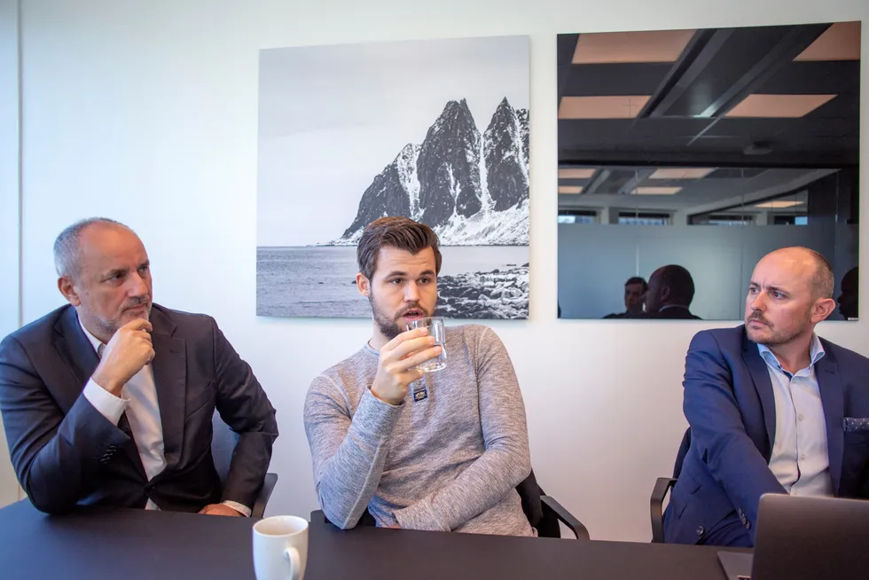 Sjakkverdensmester Magnus Carlsen, her flankert av manager og investor Espen Agdestein (til venstre) og sjakkselskapets sjef Andreas Thome.