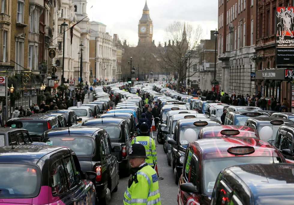 Uber får ikke lov til å kjøre mer i London. I 2016 blokkerte London-taxier gatene i protest mot konkurransen fra London.