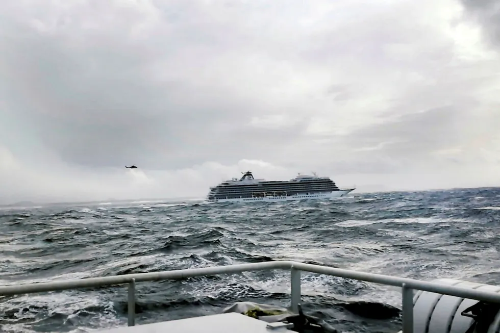Cruiseskipet Viking Sky kjempet mot naturkreftene ved Hustadvika i Møre og Romsdal lørdag.
