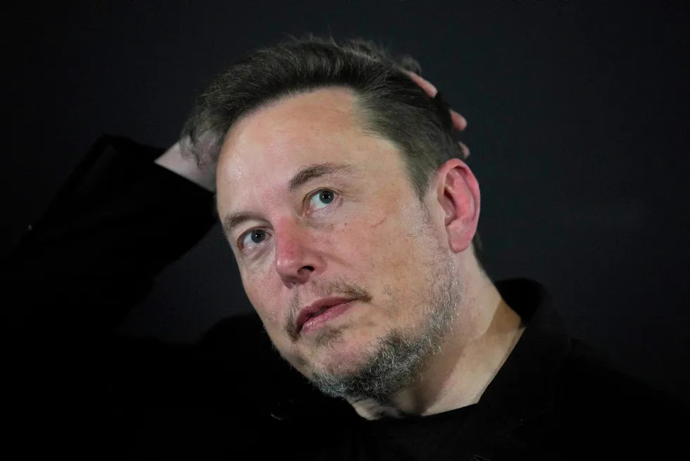 Elon Musk stilte opp i live podkast med Nicolai Tangen, som er sjefen for Oljefondet. Podkasten ble sendt på X, tidligere Twitter, som eies av Musk. Den ble skjemmet av store tekniske problemer.