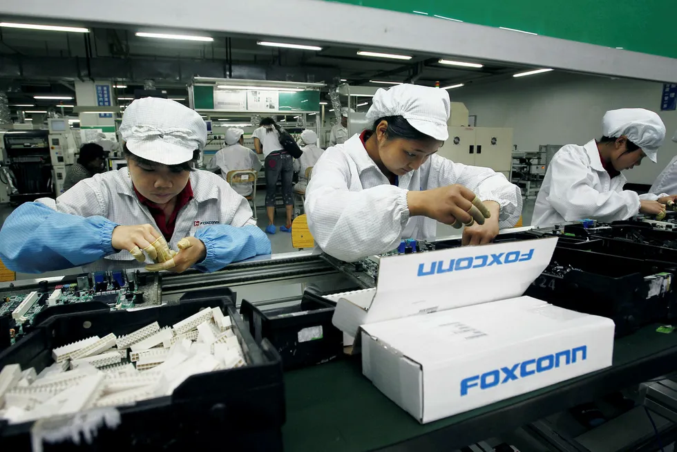 Taiwanske Foxconn forbereder seg på å levere nøkkelferdige fabrikker til kunder over hele verden. Bildet er hentet fra en pressevisning tilbake i 2010, som også var siste gang en pressefotografer fikk slippe inn på en av selskapets fabrikker. Foto: Kin Cheung/AP/NTB Scanpix