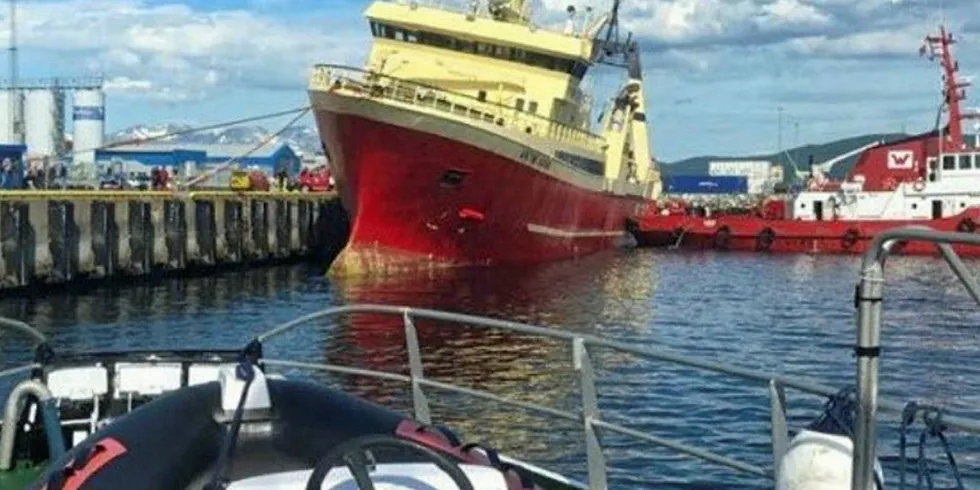 EVAKUERT: Mannskapet om bord på den russiske tråleren er evakuert etter at den begynte å ta inn vann tirsdag ettermiddag.