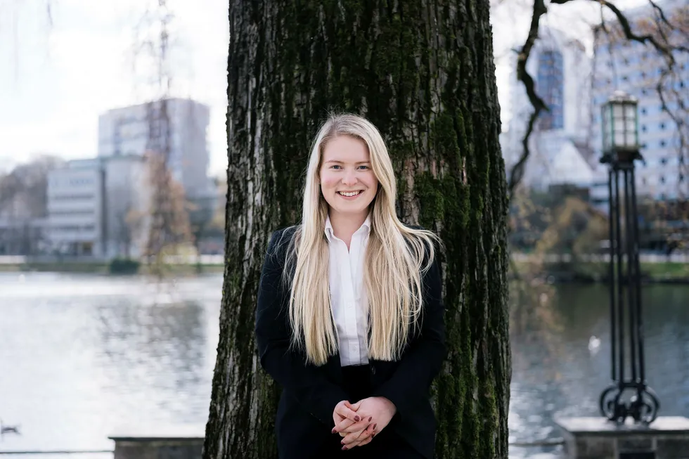 Emilie W. Frøyland jobber i Danske Bank i Oslo og er den yngste ansatte i ledergruppen noensinne. Hun fikk jobben til tross for manglende utdannelse. Her er hun fotografert i Stavanger i påskeferien.