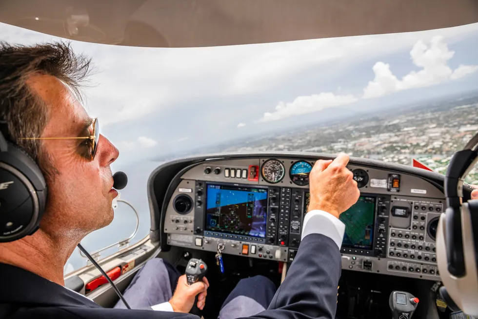 Flygründer Bjørn Tore Larsen i Norse Atlantic Airways leter etter nye strategiske samarbeid, men kan ikke love å ha det klart før sommeren. Her fra luften over det sørlige Florida, der Larsen også eier en flyskole.