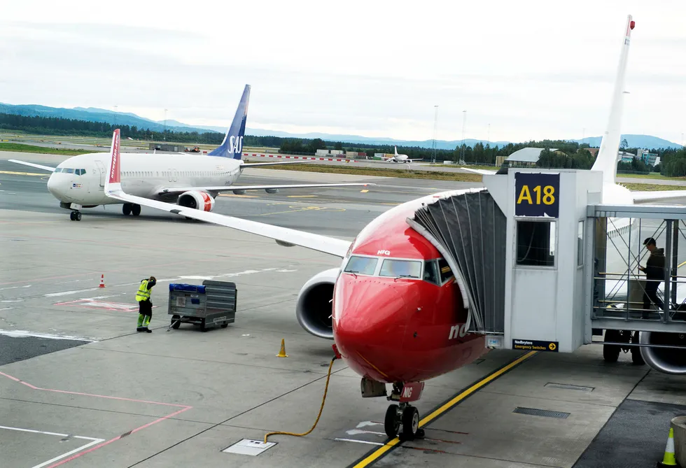 Norwegian setter opp flere fly søndag, mens SAS-maskinene står parkert.