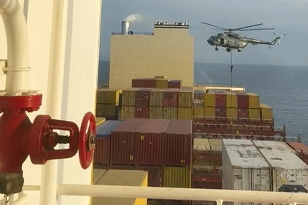 Bildet skal vise et iransk helikopter under bordingen av containerskipet Aries i Hormuzstredet lørdag.
