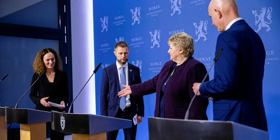 DUGNAD: Erna Solberg ber det norske folket gi en håndsrekning i disse dager, men ikke slik da hun glemte seg. Camilla Stoltenberg (fra venstre), Bent Høie, Erna Solberg og Bjørn Guldvog har pressekonferanse om korona tiltak på SMK.Foto: Per Thrana/DN