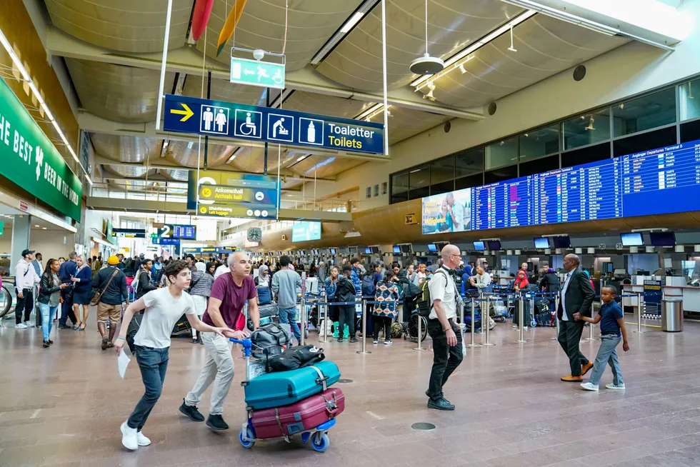 Køer, men ikke kaos på terminal 5 på Stockholms hovedflyplass Arlanda lørdag ettermiddag.