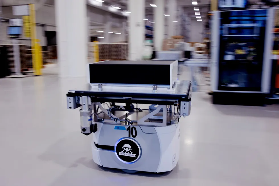 En robot frakter en batterimodul fra en arbeidsstasjon til den neste hos Corvus Energy i Bergen.