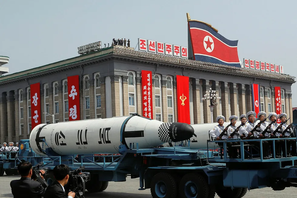 Nord-Korea viste fredag frem denne ballistiske missilen kalt «Pukkuksong» under markeringen av det som ville vært 105-årsdagen til landets grunnlegger Kim Il Sung som døde i 1994. Foto: DAMIR SAGOLJ