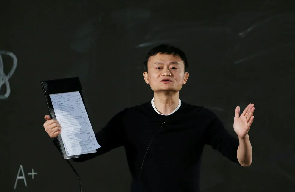 Alibabas grunnlegger Jack Ma lovte en million nye arbeidsplasser i USA under et møte med president Donald Trump i fjor. Nå advarer han USA om konsekvensene av å gå inn i en handelskrig med Kina. Foto: China Stringer Network/Reuters/NTB Scanpix