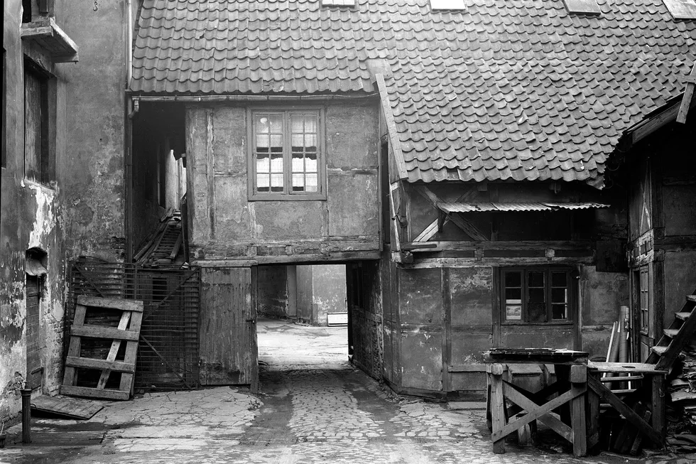 Ved starten av 1700-tallet var de fleste norske hus enetasjes stuer med åpen ljore eller peis. Ved slutten av århundret var skorsteiner, støpejernsovner, vinduer og tallerkener også å finne hos middels- og fattigere hushold.