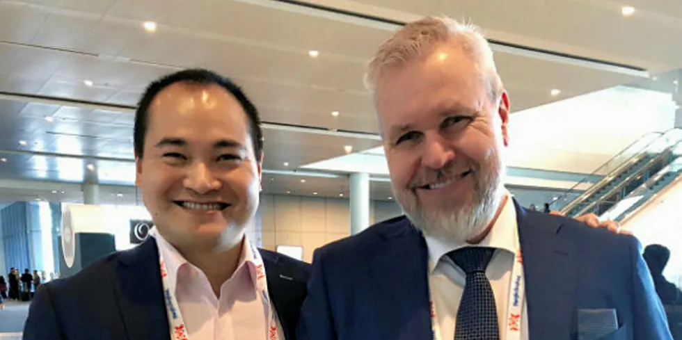 Roy Høiås i Lighthouse Finance (høyre), her sammen med analytiker Howard Tang (venstre).