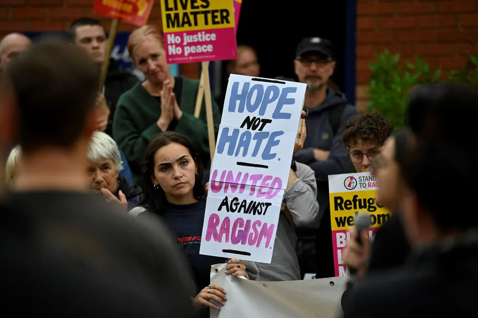 Fredelige protester mot vold fra ytre høyre i Oxford onsdag.