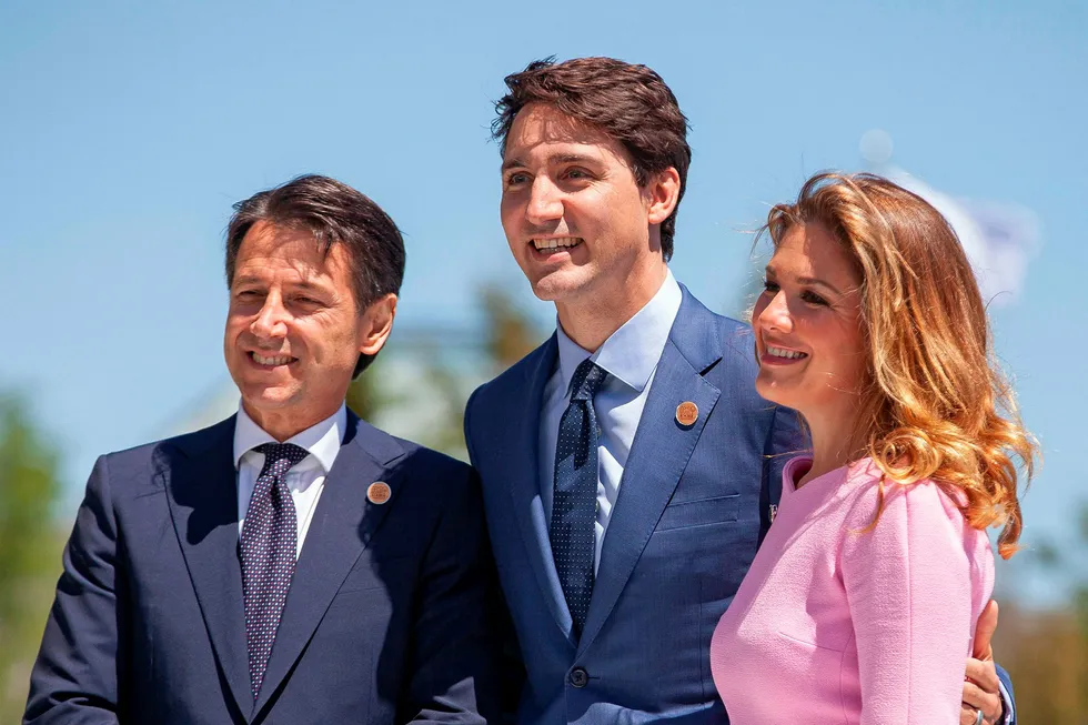 Blokkerer: Den italienske statsministeren Guiseppe Conte, og regjeringskoalisjonen Fem stjerners-bevegelsen og Nordligaen, skaper kaos på EU-toppmøte. Her avbildet med den kanadiske statsministeren Justin Trudeau og hans kone Sophie Gregoire Trudeau på G7-møte i Canada 8. juni. Foto: AFP PHOTO Foto: GEOFF ROBINS