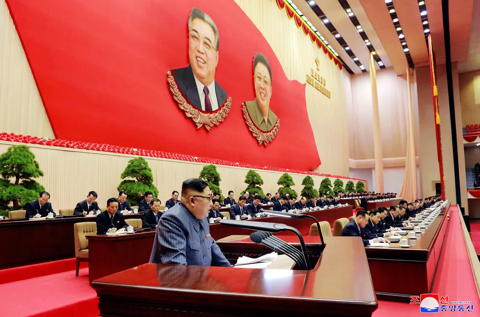 Kim Jong-un skal vurdere å sende en delegasjon til OL i sørkoreanske Pyeongchang i februar. På bildet fra 23. desember, som er tatt av det statlige nordkoreanske nyhetsbyrået, snakker han på et partimøte i Pyongyang. Foto: Korean Central News Agency/AP/NTB Scanpix