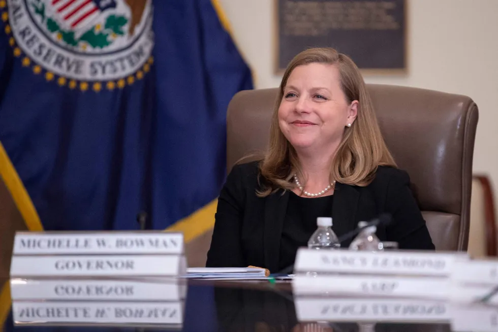 Fed- guvernør Michelle Bowman sitter i Feds guvernørskap i Washington.