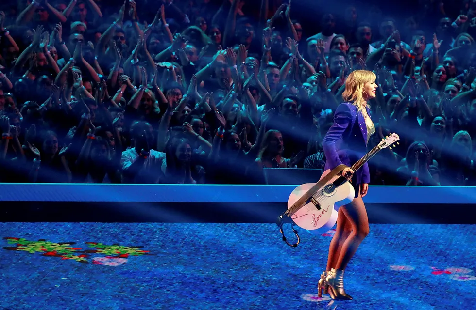 Taylor Swift satte i fjor amerikansk rekord på «Reputation Stadium Tour» med den mest innbringende turne-omsetning noensinne i USA på 266,1 millioner dollar – tilsvarende 2,4 milliarder kroner. Nå ankommer hun Norge. Her fra opptreden hennes under MTV Music awards 26. august.