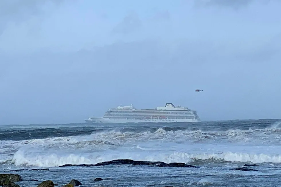 Cruiseskipet Viking Sky har sendt ut mayday-melding, og det driver mot land, opplyser Hovedredningssentralen. Redningssentralen har sendt flere helikoptre og fartøy mot stedet.