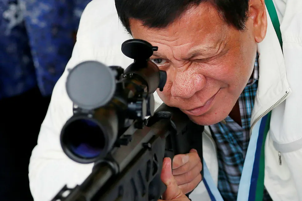 Rodrigo Duterte er blitt velkjent for knallhard politikk og retorikk de siste tolv månedene. Her besøker han flybasen Clark nord i Filippinene i juni. Foto: Bullit Marquez/AP/NTB Scanpix
