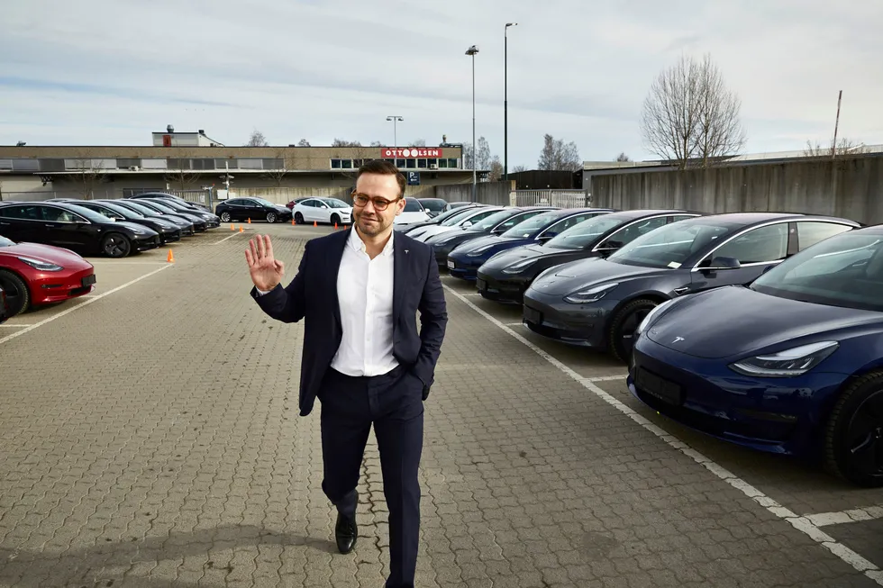 Axel Tangen spaserer ved siden av parkerte Model 3 i Lillestrøm utenfor Oslo i 2019. Teslas norske toppsjef svarte med et brev da Ap inviterte han til Stortinget i desember. Nå ber partiet han møte til samtaler igjen.