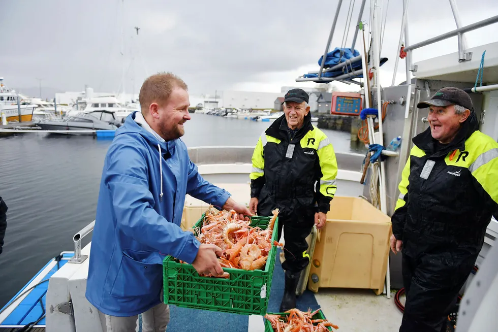 Ålesund-firmaet Sjømatkompaniet henter nyfisket levende kreps rett fra en fiskebåt i Gjøsund på en øy like utenfor Ålesund. Her tar Tore Hovland imot fangsten med Jostein Sæther og Svein Giskeødegård i fiskebåten ved Gjøsund havn på Valderøya.