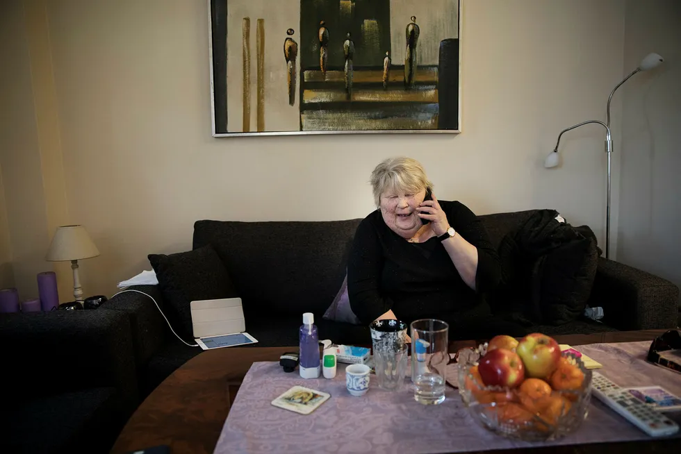 Bare minutter etter at Britt Gundersen (69) har sjekket puls og oksygenmetning, kommer telefonen fra hjelpepleieren. Hun har sett at Gundersen har høyere puls enn vanlig. Foto: Per Thrana