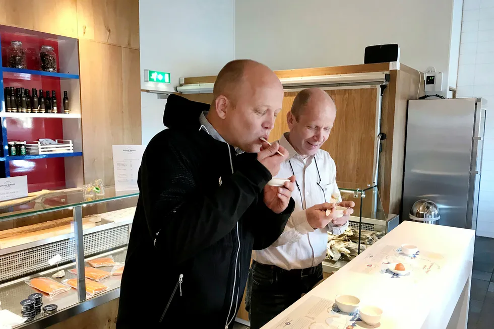 I all hast før han skulle rekke flyet, rakk Sp-leder Trygve Slagsvold Vedum å hive i seg noen smakebiter på lokal sjømat i Mortsund i Lofoten sammen med partiets ordførerkandidat i Flakstad Trond Kroken.