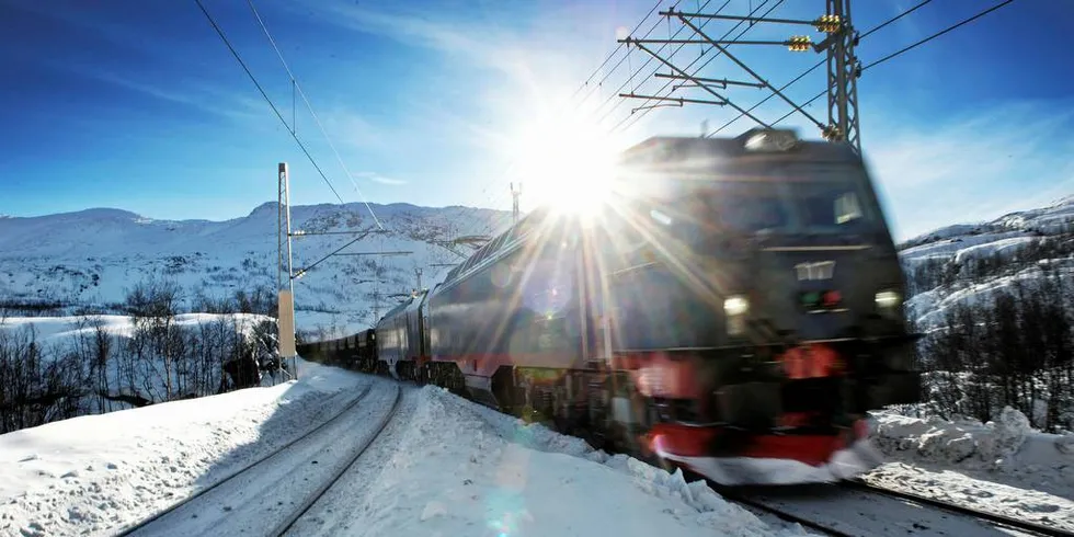 DEN NORDLIGSTE JERNBANEN: Ofotbanen mellom Kiruna og Narvik er et av Norges mest samfunnsøkonomiske jernbanestrekk. I tillegg til malmtog fra LKAB, ankommer 90 prosent av alle dagligvarer til Nord-Norge via denne jernbanen.Foto: Hampus Lundgren