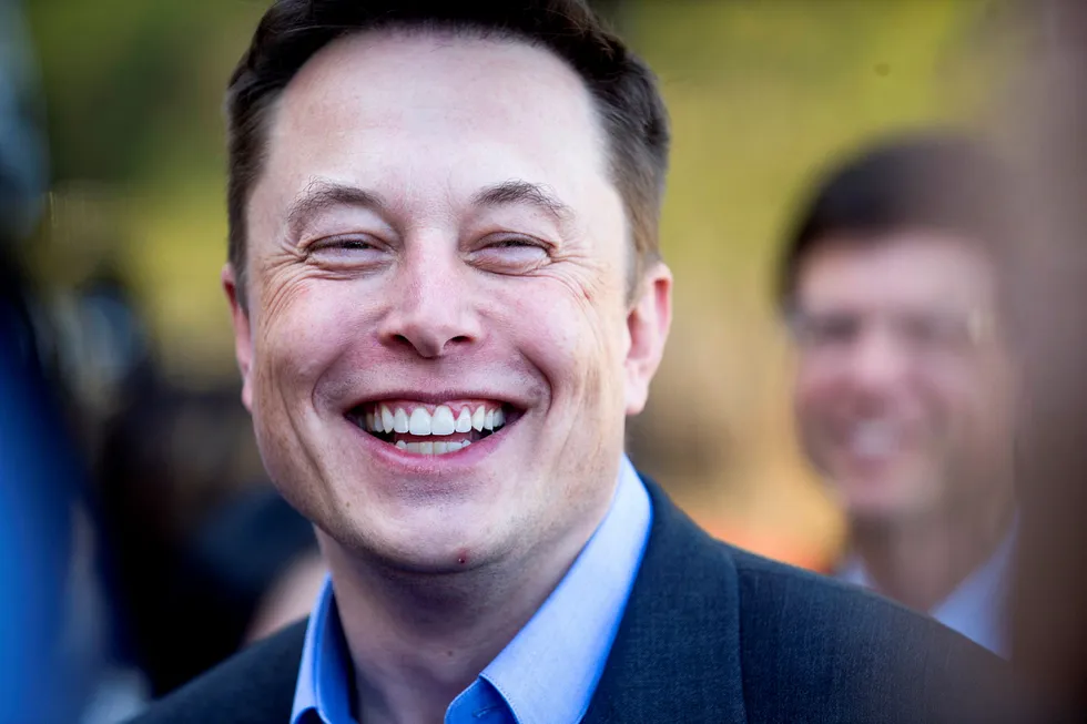 Teslas grunnlegger og toppsjef Elon Musk kan smile etter at Tesla slo tilbake mot shorterne og steg 16 prosent på børs torsdag kveld. Foto: Noah Berger/Ap/NTB scanpix