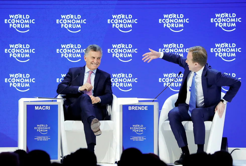 Denne uken var World Economic Forums president Børge Brende vertskap for nær 1000 stats- og konsernsjefer. Her Argentinas president Mauricio Macri og Børge Brende (fra venstre). Foto: Denis Balibouse/Reuters/NTB Scanpix