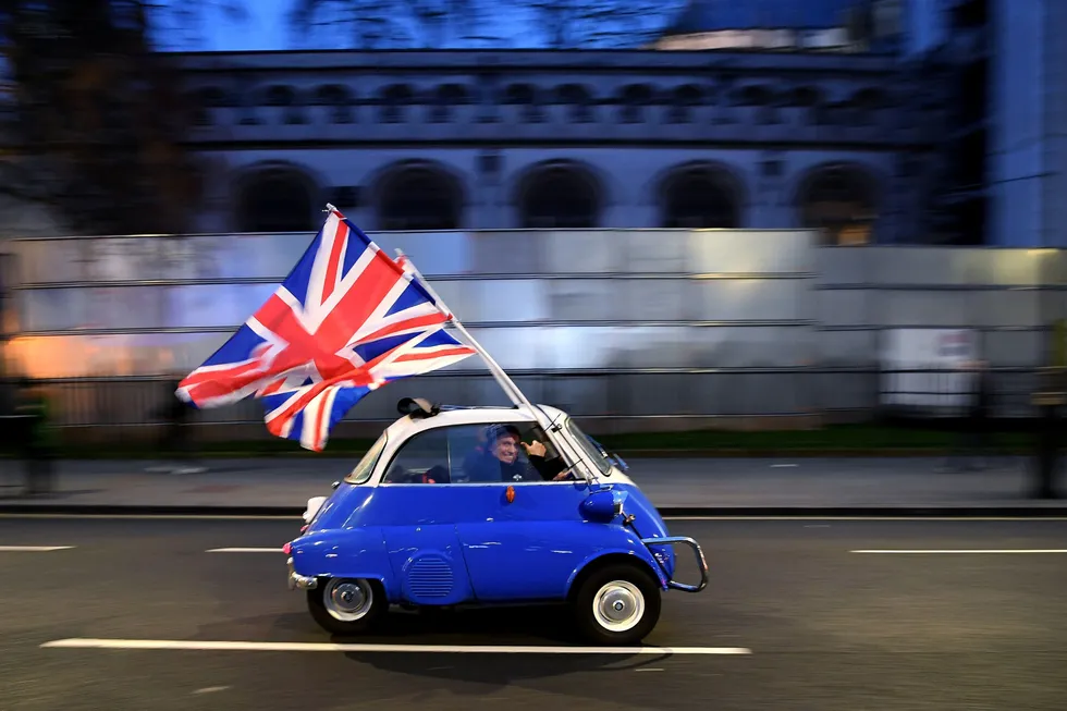 En lykkelig brite feiret med sin egen flaggkortesje foran Parlamentet i London dagen da Storbritannia formelt gikk ut av EU, den 31. januar 2020.