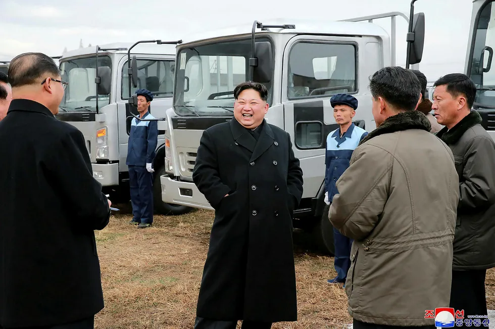 Det internasjonale samfunnet har strammet inn på de økonomiske sanksjonene mot Nord-Korea. Landets leder, Kim Jong-un, viste denne uken frem lastebilproduksjon ved en lokal fabrikk. Nå skal landet plasseres på USAs terrorliste. Foto: KCNA/KNS/AFP/NTB Scanpix