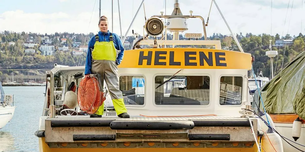 Tidligere leder for Indre Oslofjord Fiskerlag, Helene Kristoffersen, mener forbudet mot rekefiske og torskefiske er «høl i hue». Hun driver nå Fiskehallen i Oslo, og mener at om yrkesfiskerne blir borte fra brygga i Oslo, er hele sjarmen med å bygge opp et miljø for fiskeomsetning borte.Foto: Tommy Andresen