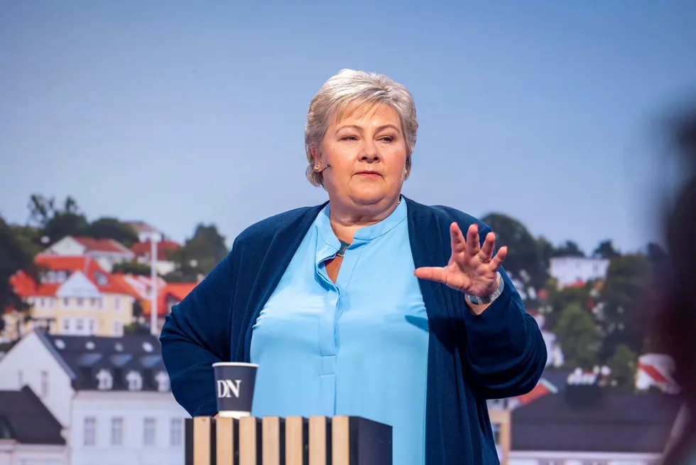 Høyres leder Erna Solberg kritiserer Regjeringens skatteforslag, men kommer foreløpig med få forslag til kutt.