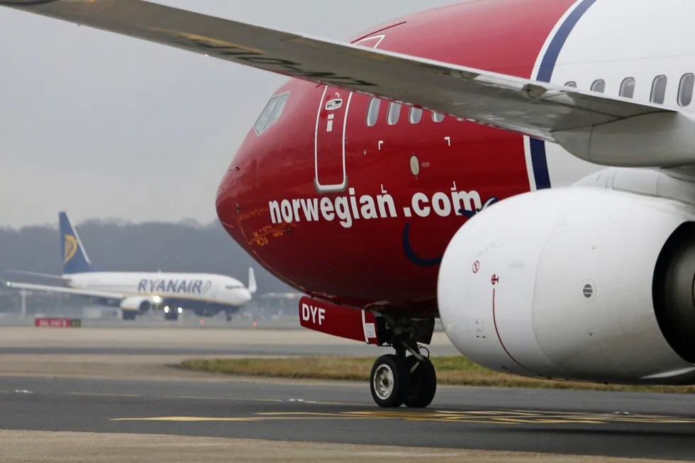 Et Boeing 737-800-fly fra Norwegian står parkert på Gatwick lufthavn i London. Norwegian har landingsrettigheter på flyplassen som de ikke benytter seg av.