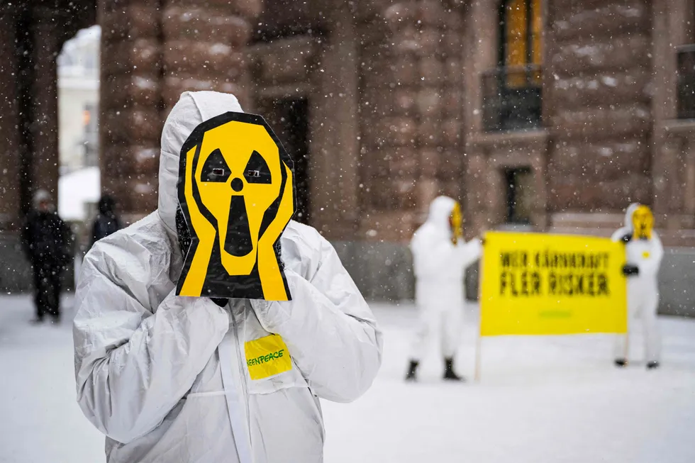 Både svenskene og tsjekkerne har planer om å bygge mer kjernekraft, men primært moden, konvensjonell teknologi, skriver kronikkforfatterne. Greenpeace-aktivister utenfor Riksdagen i Stockholm 23. november 2023.