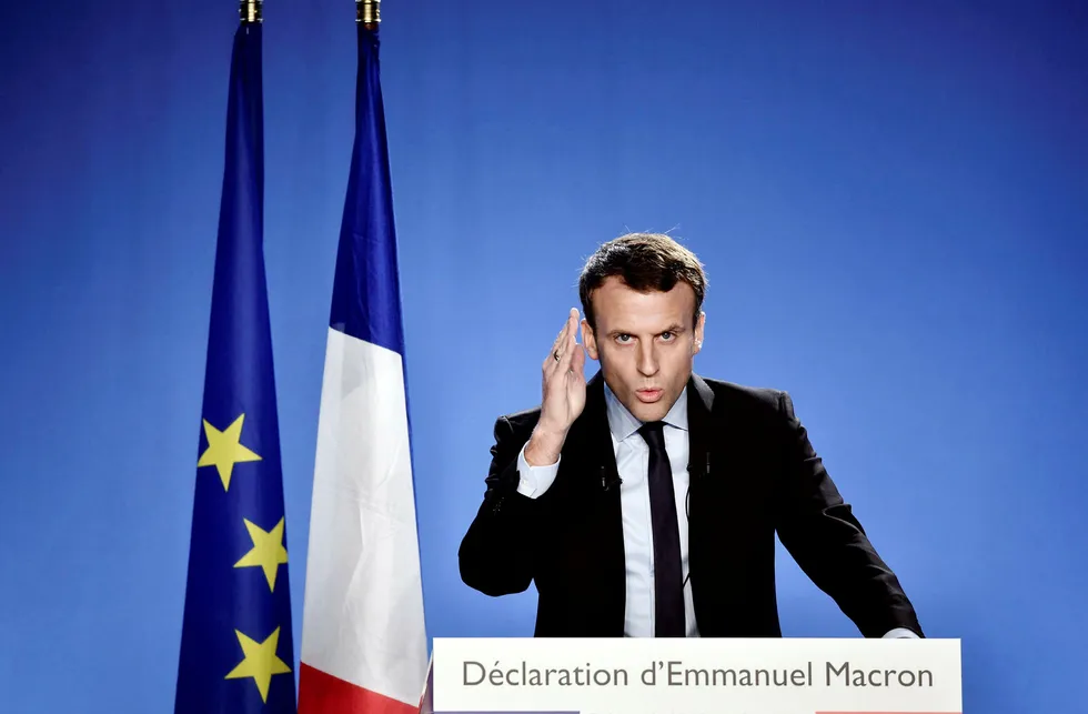 Emmanuel Macron vil redusere offentlige budsjetter med til sammen 60 milliarder euro i de neste fem årene. Å kutte syke- og dagpenger er en av tingene han skal gjøre for å få til det. Foto: Philippe Lopez/Afp/NTB scanpix